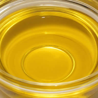 Bright golden-yellow corn oil for international export